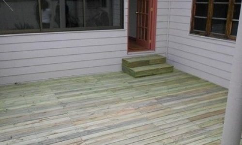 deck de pino impregnado.